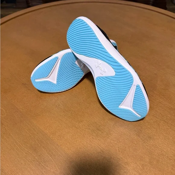 Under Armour youth shoes - Picture 2 of 3